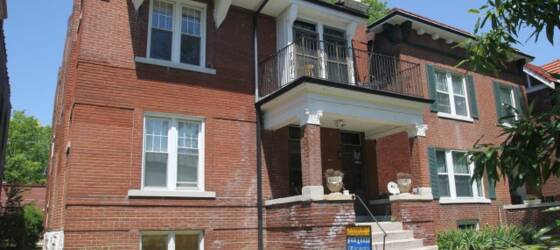 Eden Housing 6041 Pershing - 2 blocks, 7 min walk to campus! for Eden Theological Seminary Students in St. Louis, MO