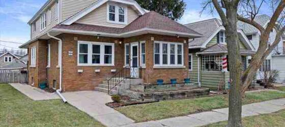 MCW Housing Charming 2Br 1Ba upper flat for Medical College of Wisconsin Students in Milwaukee, WI