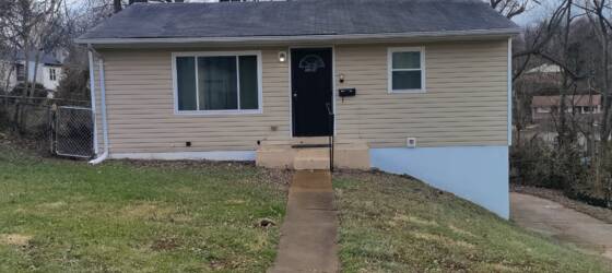 Alvareitas College of Cosmetology-Edwardsville Housing newly renovated 2 bed 1 bath 800sqft home for Alvareitas College of Cosmetology-Edwardsville Students in Edwardsville, IL