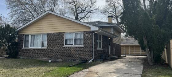 Lake Forest Housing 4BD 2BA HOME - MOVE IN READY for Lake Forest Students in Lake Forest, IL