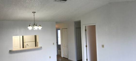 Florida Southern Housing 2/1 Clean and cozy duplex, conveniently located. for Florida Southern College Students in Lakeland, FL