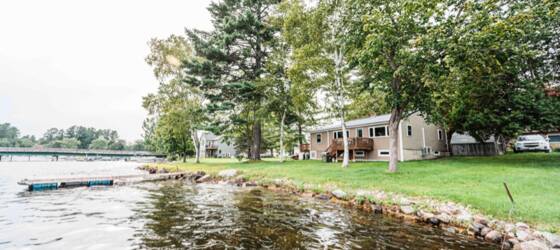 Bates Housing Cozy Keyes Cottage- Rare Lakefront Getaway for Bates College Students in Lewiston, ME