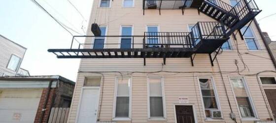 CMU Housing North side 1 bedroom with outdoor courtyard for Carnegie Mellon University Students in Pittsburgh, PA